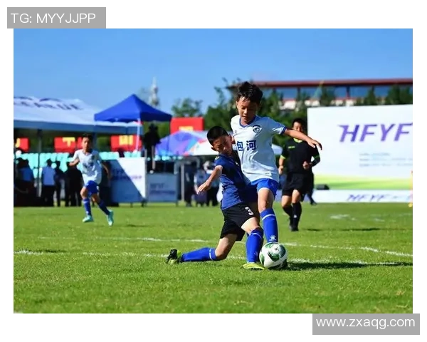 足球少年与偶像同框合影 梦想起航的珍贵瞬间