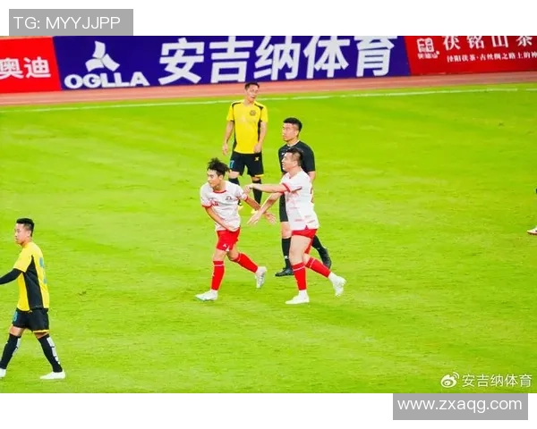 足球球星与小球迷互动的温暖瞬间展现了体育精神与关爱的力量